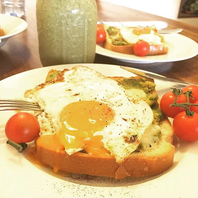 Avocado Toast with Sunny side up & Strawberry Kale and Banana Smoothie.  目玉焼きとアボカドトースト、イチゴ・バナナ・ケールのスムージー|Yuka Nakataさん