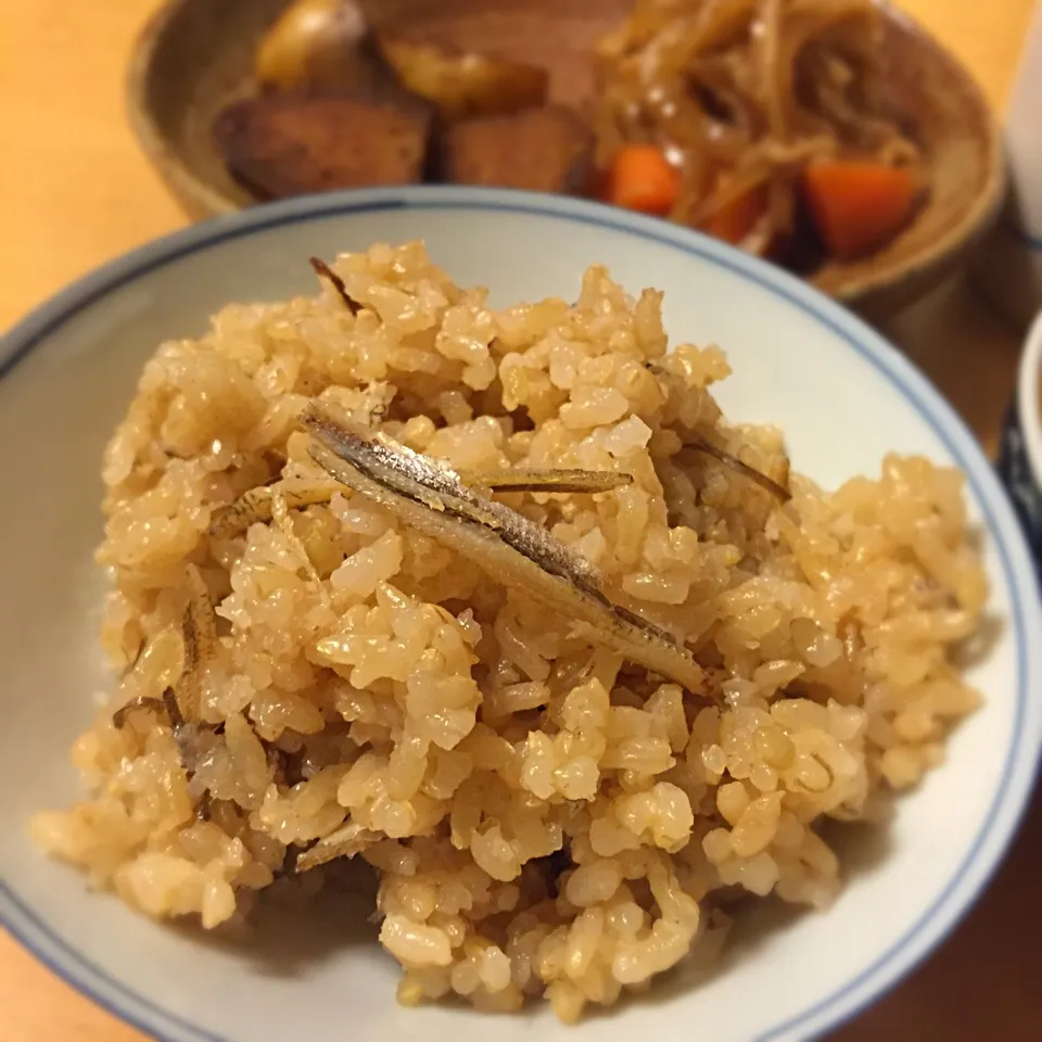 Snapdishの料理写真:煮干しを入れて炊いた玄米。お醤油で味付け。|mikochieさん