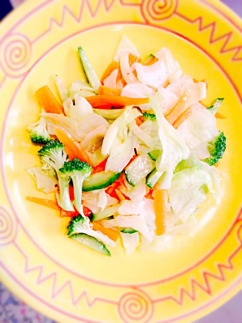 Salad with a drizzle of olive oil and Italian dressing :D|KHaylee09さん