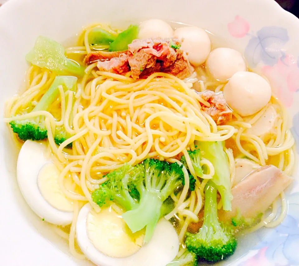 Soup Spaghetti with broccoli, pig-bone, fish balls and hard-boiled eggs :D|KHaylee09さん