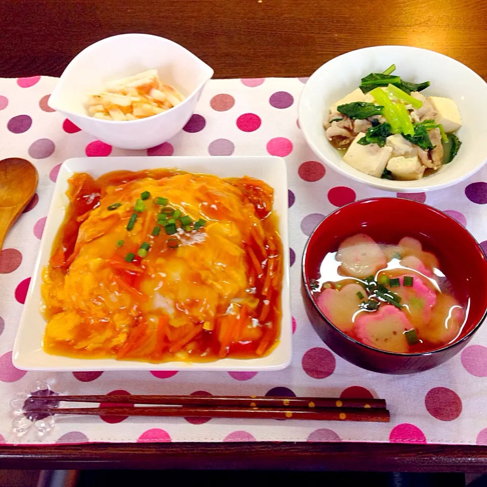 天津飯、豆腐と小松菜の煮物、山芋の明太子あえ、花麩のお味噌汁|にゅきさん