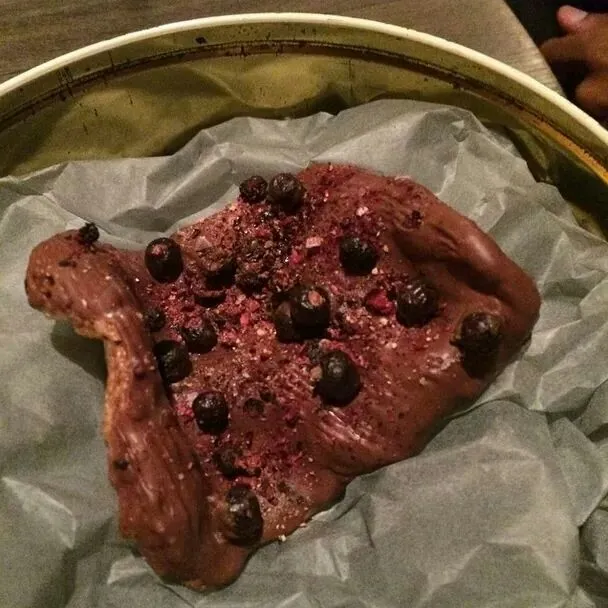 chocolate covered pork rind with chocolate covered berries|CHUENCHAIさん