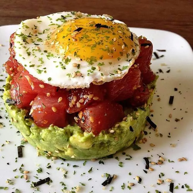 Snapdishの料理写真:ahi tuna, mashed avocado and fried egg|CHUENCHAIさん