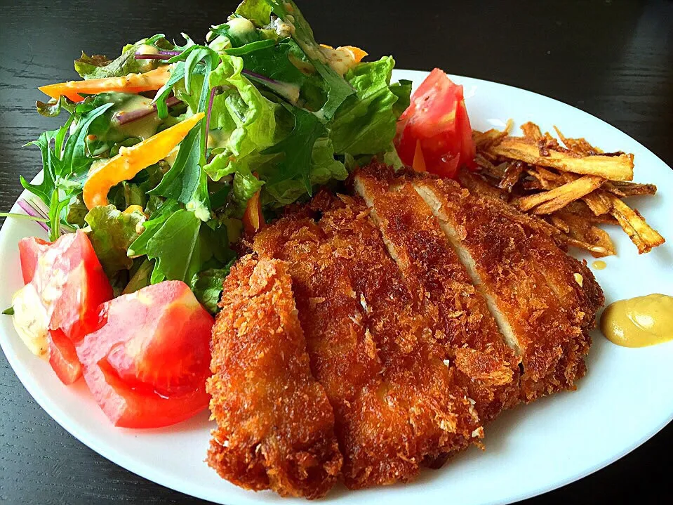 ⭐️ロースとんかつ ⭐️甘辛揚げごぼう ⭐️野菜サラダ 胡麻ドレッシング|よっちぃさん