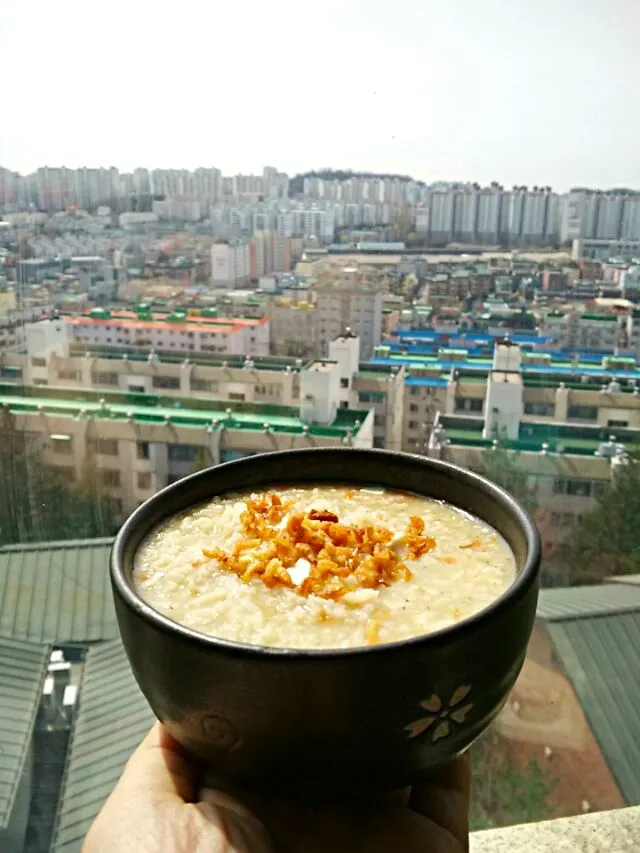 A warm Salted egg porridge on a windy spring morning :)|MsBitseeさん