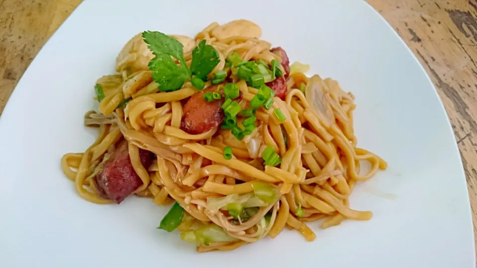 Lo Mein
with Enoki and Shitake Mushrooms
squidballs and fishcakes
and capsicum and spring onions
and cilantro
#Asian
#Chinese|Junphil Dela Cruzさん