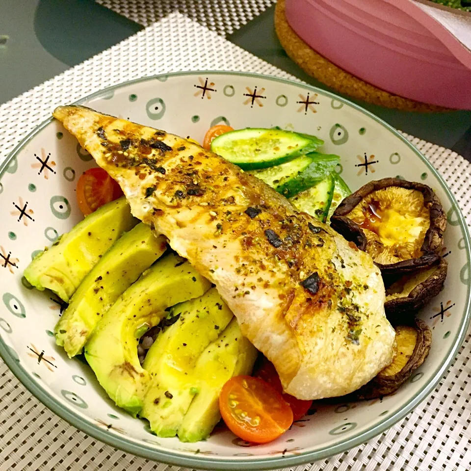 Grilled Salmon & Avocado Rice Bowl with Wasabi Vinaigrette|Prisca Erさん