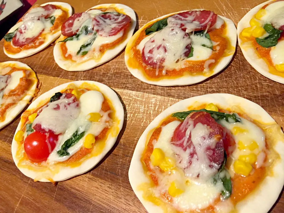 自家製トマトソースのミニピザ。Mini pizza with home made tomato sauce.|Sayaka Jinsenji Huletteさん