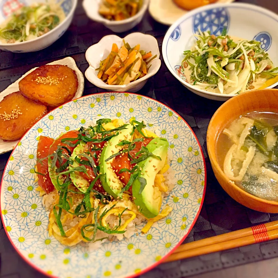 Snapdishの料理写真:アボカドとサーモンの漬け丼♡|ロッティーさん