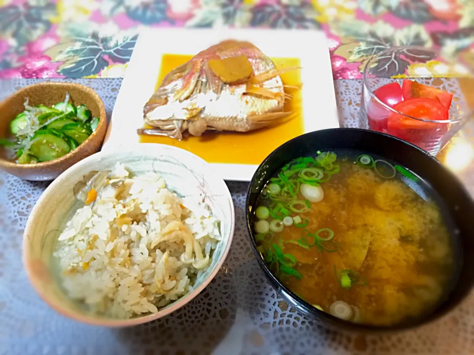 Snapdishの料理写真:舞茸ごはん、あさりの味噌汁、連子鯛の煮付け、きゅうりとちりめんじゃこの酢の物|あつこさん