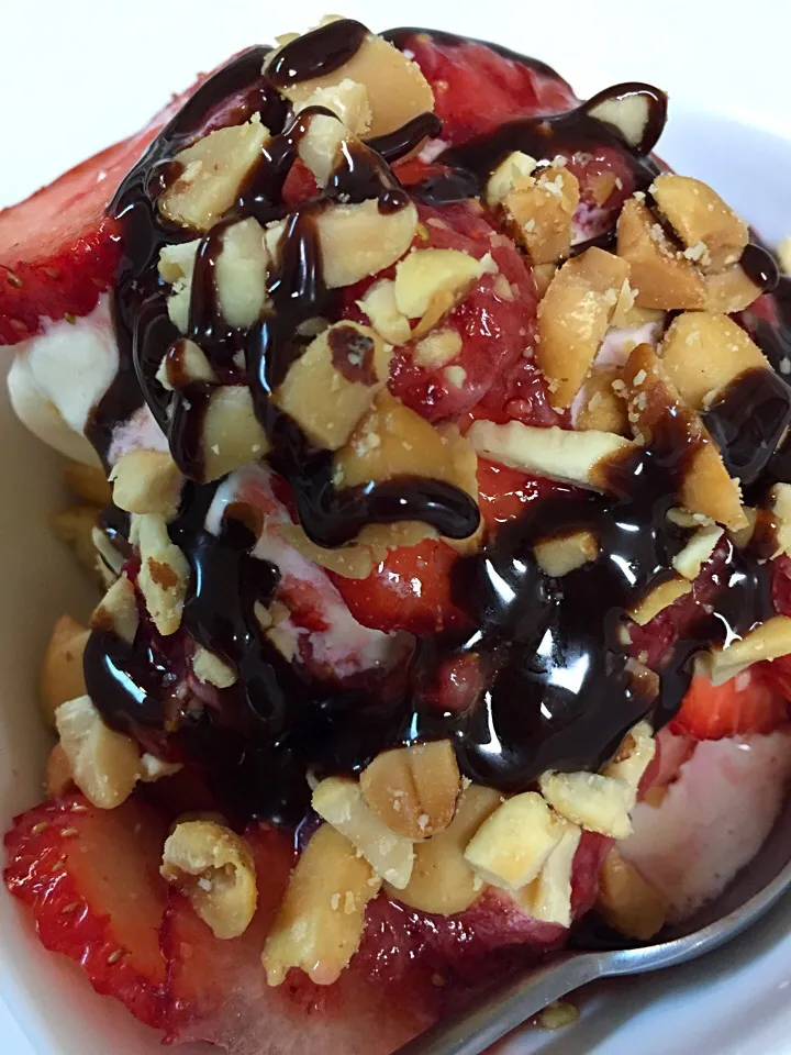 vanilla icecream with fresh strawberry nuts and choco syrup|Mariさん