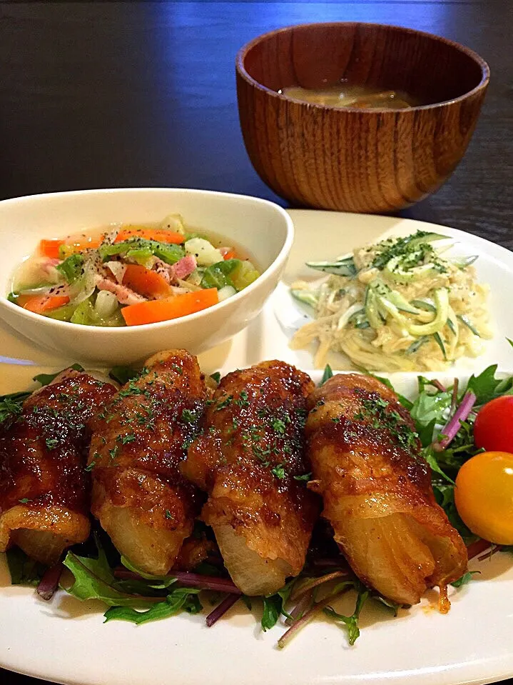 ⭐️新玉ねぎの肉巻き ⭐️エノキときゅうりのサラダ ⭐️春キャベツのスープ煮 ⭐️ジャンボなめことネギの味噌汁|よっちぃさん