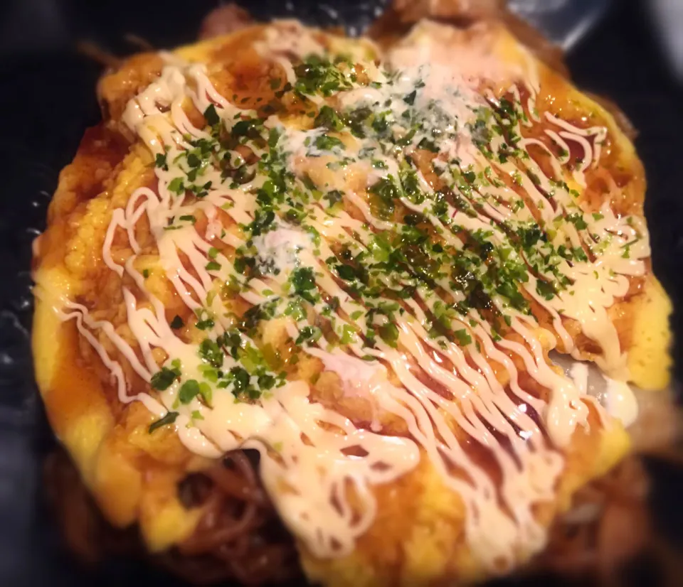 (*´ω｀*)  パッと見、お好み焼きに見せかけて、実はオムそば♪ 上は玉子なのでした|Gigi Cafeさん