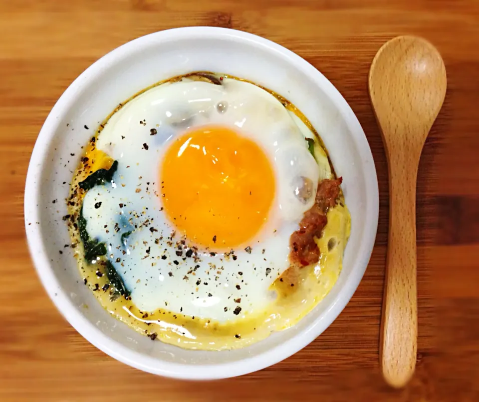 Dinner for one - baked eggs with spinach, mushrooms and sausage|coxiella24さん