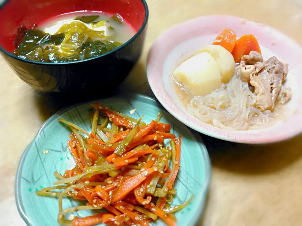 今日の夕飯　豆腐とわかめのお味噌汁　肉じゃが　きんぴらごぼう|さちさん