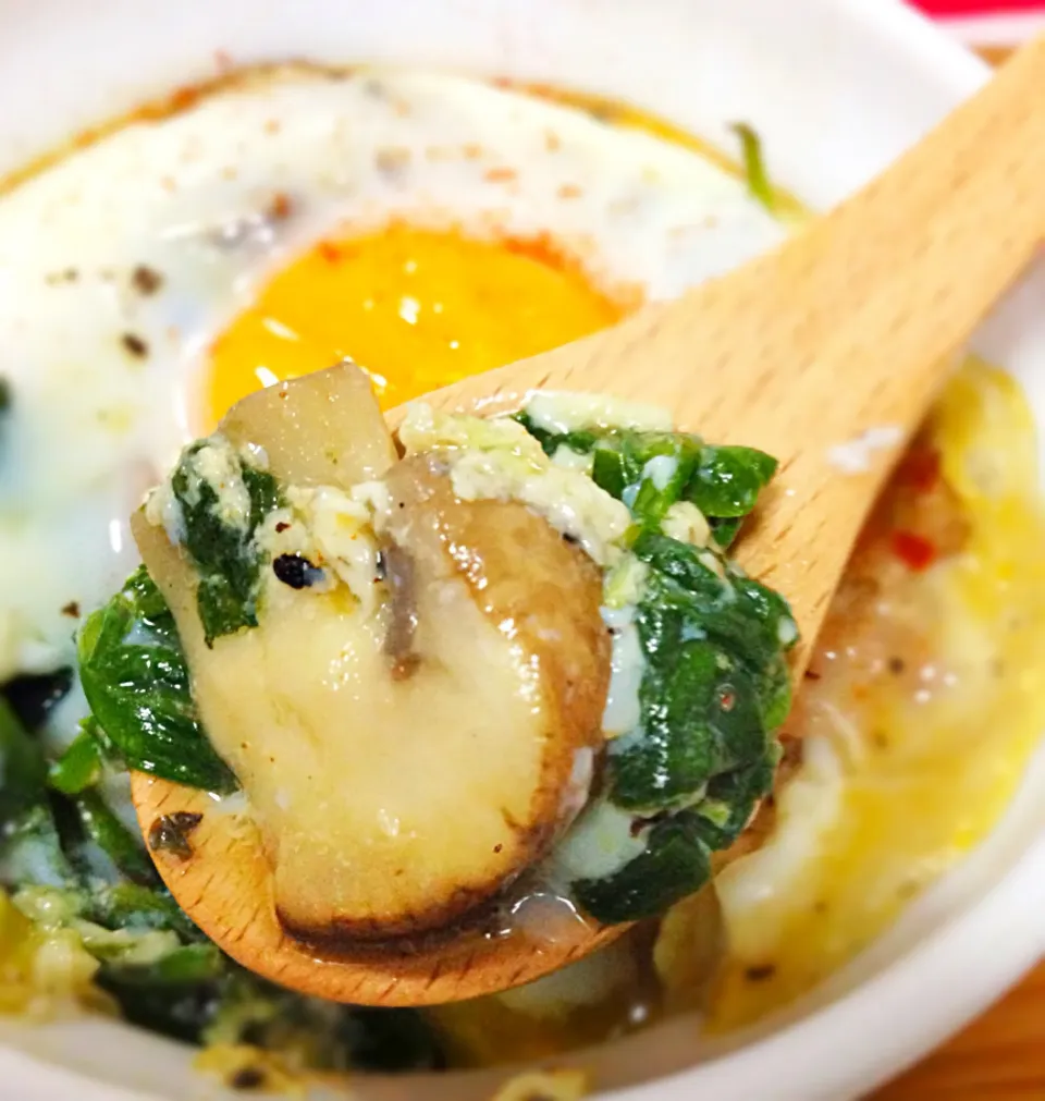 Dinner for one - baked eggs with spinach, mushrooms  and sausage|coxiella24さん