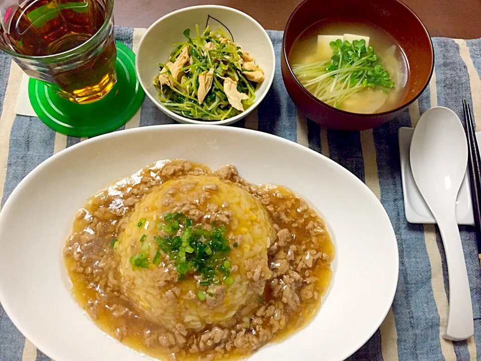 肉あんかけチャーハン。豆苗とささみサラダ。|kayonさん