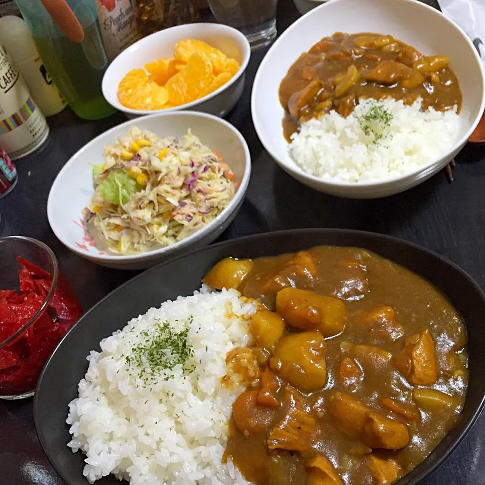 今日の晩ご飯は、新じゃがたっぷりチキンカレー、ツナとコーンのコールスローサラダ、デザートの八朔。|ゆえさん