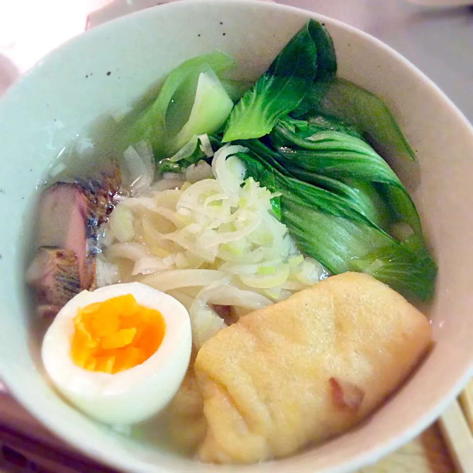 優しい味のうどん、風邪だから。チンゲン菜入れるのは昔元麻布にあった古鳥さんの真似。しかし近所で流行中の変な風邪、微熱と鼻水が一週間以上止まらない。今まさに取り壊し中の国立競技場に塗られていた石綿のせいでは？って噂も。どーなんだろう…(笑)|honeyhunterさん