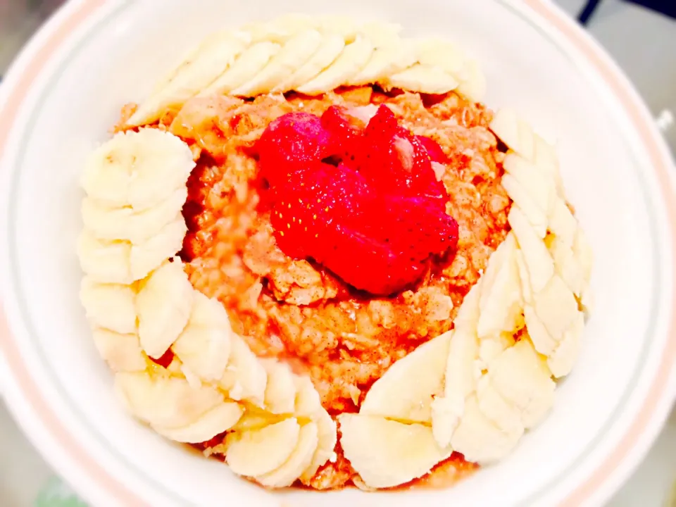 Apple cinnamon oatmeal with strawberries and bananas :D|KHaylee09さん