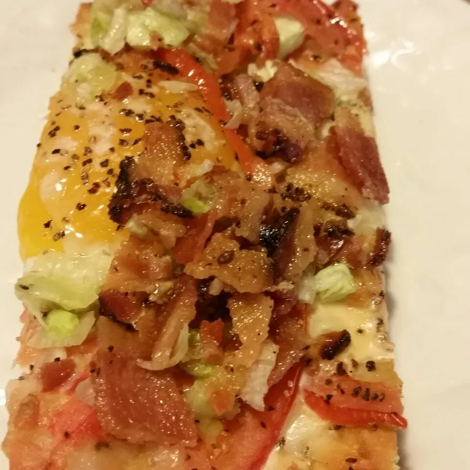 BLT Flatbread with Eggs Over Easy|Crystal Carltonさん