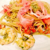 Snapdishの料理写真:Spelt spaghetti with king prawn, Parma ham and fresh tomatoes with Basil pesto(with pumpkin seeds and anchovies but not with garlic and onion) 海老と生ハム、トマトのジェノベーゼ|mayuさん