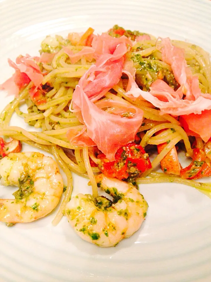 Spelt spaghetti with king prawn, Parma ham and fresh tomatoes with Basil pesto(with pumpkin seeds and anchovies but not with garlic and onion) 海老と生ハム、トマトのジェノベーゼ|mayuさん