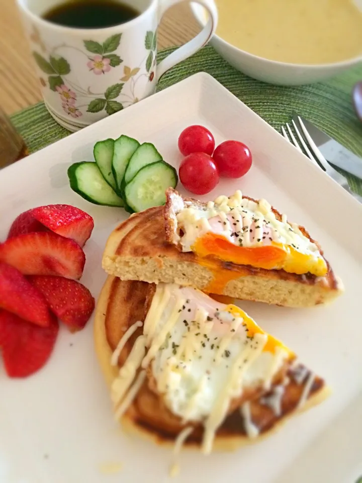 A morning pancake with fried egg sunny side-up!!|keitanさん