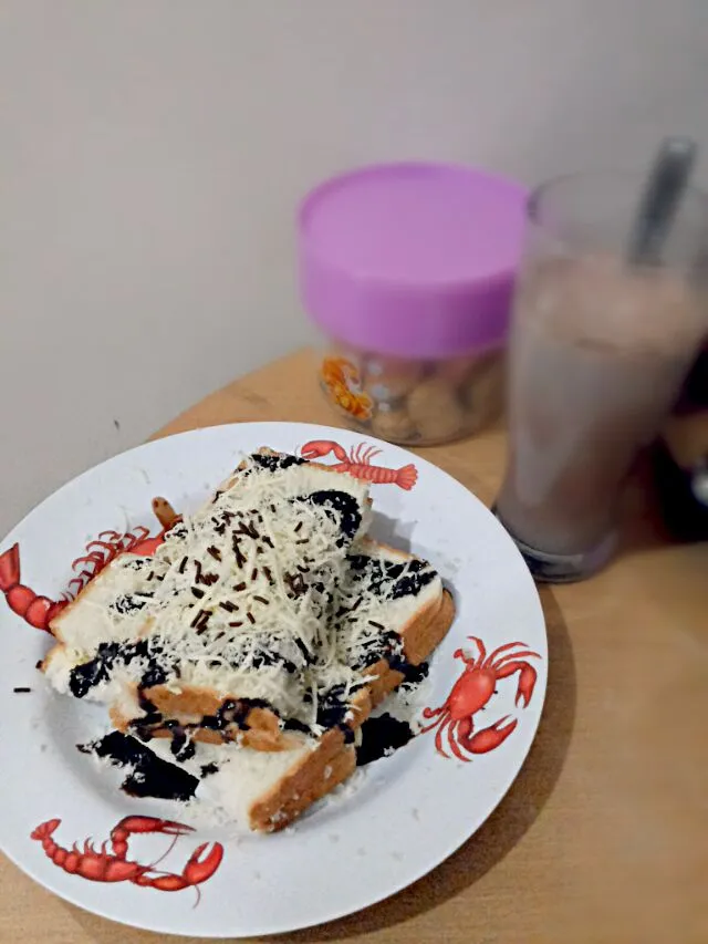 chocolate cheesse bread with chocolate sause|aiuさん