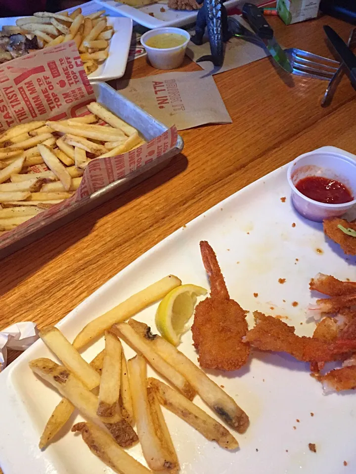 Crunchy shrimp and fries! 4/10|Didi Duangさん