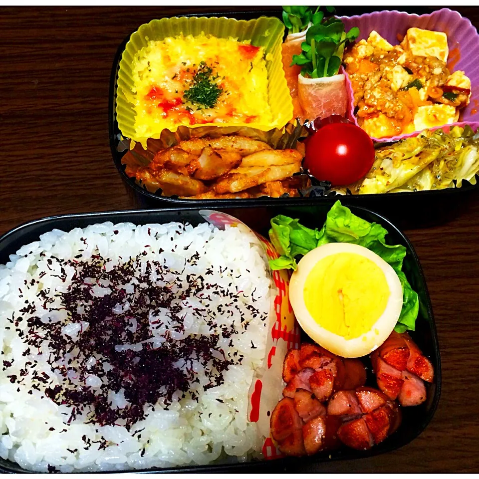 2015.4.10♡お弁当🍱
＊ゆかりご飯
＊味付けたまご(中華風)
＊たこさんウインナー
＊麻婆豆腐
＊キャベツとじゃこ炒め
＊かいわれの生ハム巻き
＊れんこん天
＊ポテサラグラタン
＊ミニトマト|kina8さん