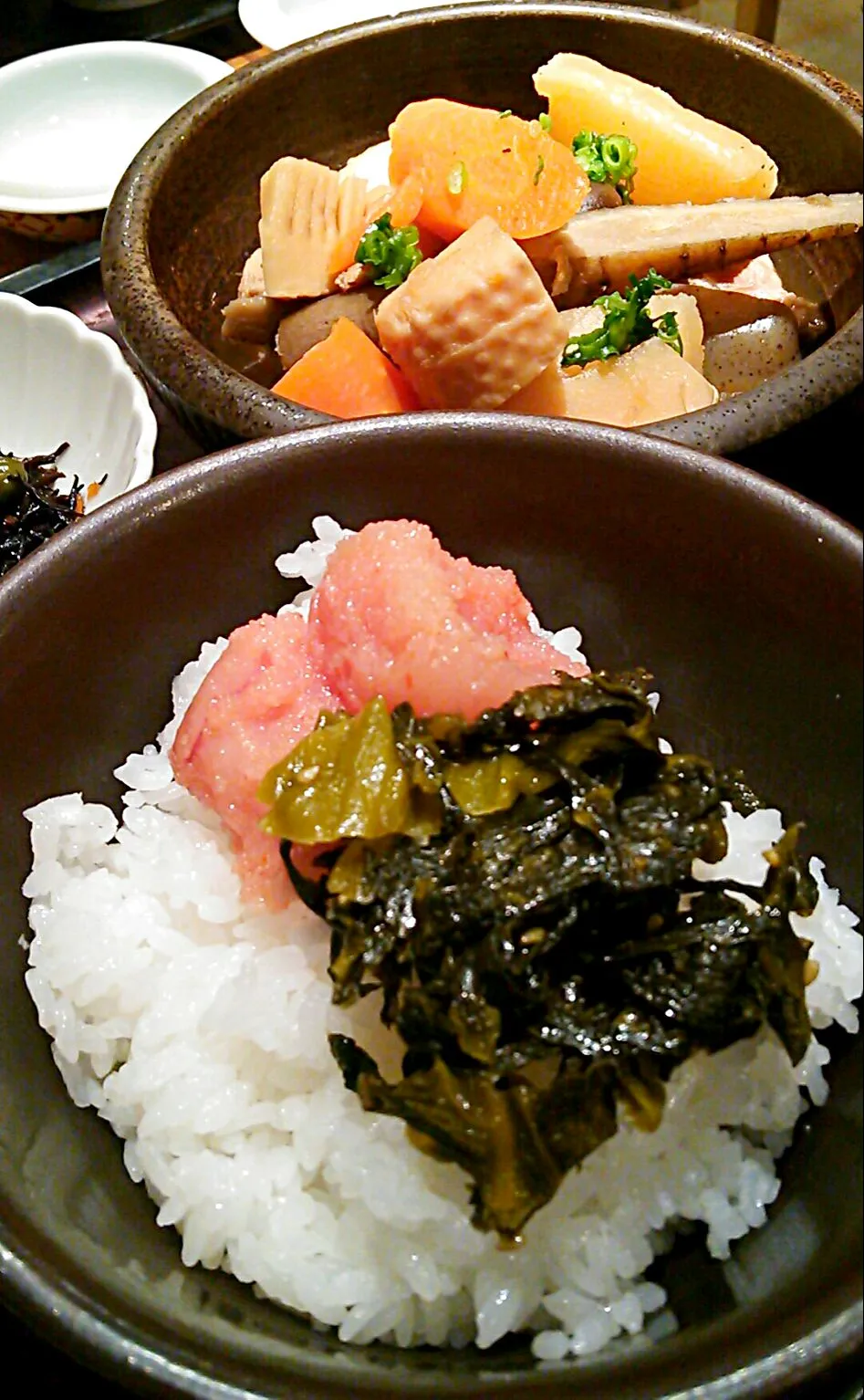 果てしない量で豪快な野菜の切り方のがめ煮＆卵かけご飯でランチ🍚がめ煮のゴボウやニンジン…10センチ位の豪快な乱切りなのよね💦|にゃあ（芸名）さん