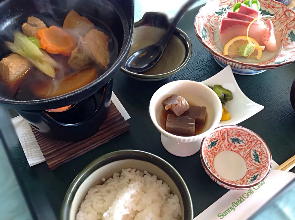 Snapdishの料理写真:ゴルフ場飯⛳️😋「ブリ大根定食」|アライさんさん