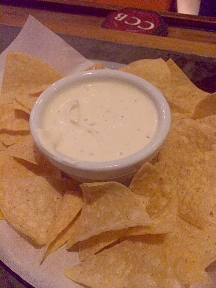 Beer infused cheese dip with chip|shykneehighkneeさん