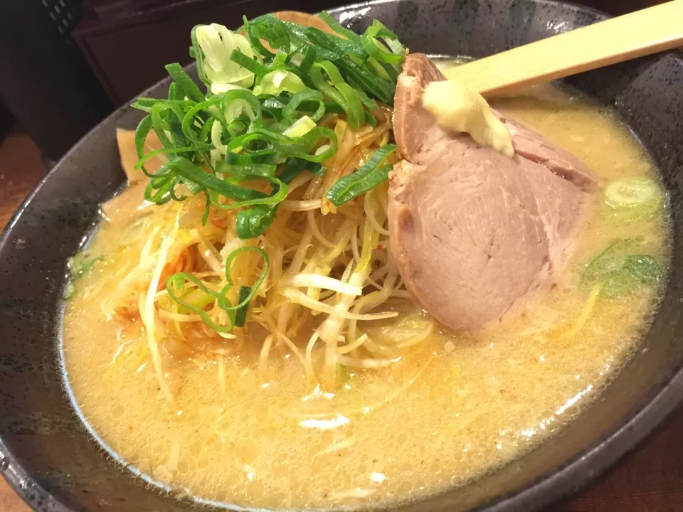 Snapdishの料理写真:秋葉乗り換え口付近での通りすがり、濃厚ネギ味噌ラーメン。味噌気分の時はええかもな。|たけうちさん