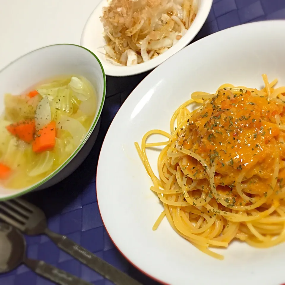 夕食◎ 蟹トマトクリームパスタ スープ オニオンスライス   新玉ねぎ甘くて美味しすぎる～❤|しょちちさん