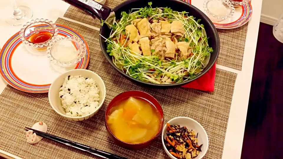 今日の夕食  鶏肉と野菜の蒸し煮、豆腐入りひじきの煮物、けんちん汁、わかめごはん|pinknari🐰🌈さん