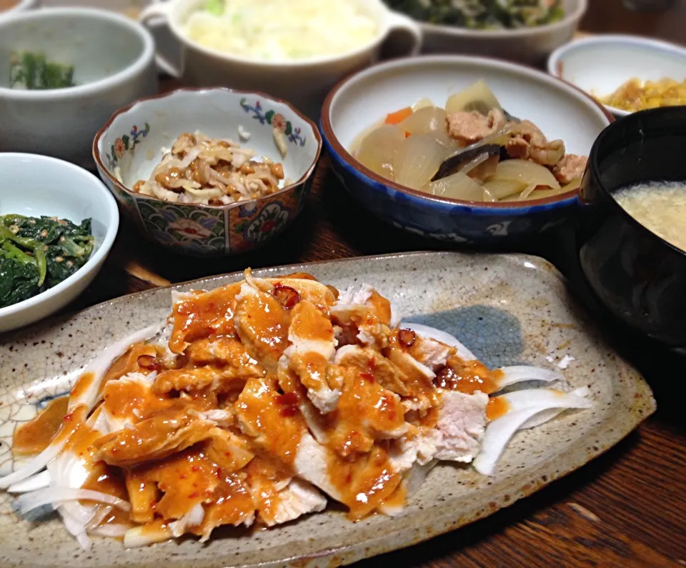 Snapdishの料理写真:晩ごはん 茹で鶏のスパイシー味噌ダレ そぼろ納豆など|ぽんたさん