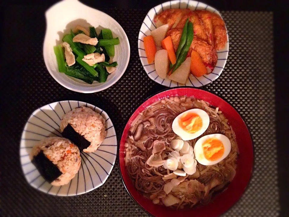 きのこと豚の温蕎麦、煮物、小松菜と揚げのおひたし、鶏と生姜の炊き込みご飯おにぎり|ayumiさん