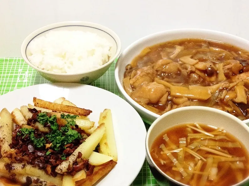 Snapdishの料理写真:鶏とキノコのカラメル煮込み・キャベツとエノキと揚げのお味噌汁・ポテトのカリカリ葱油かけ|美也子さん