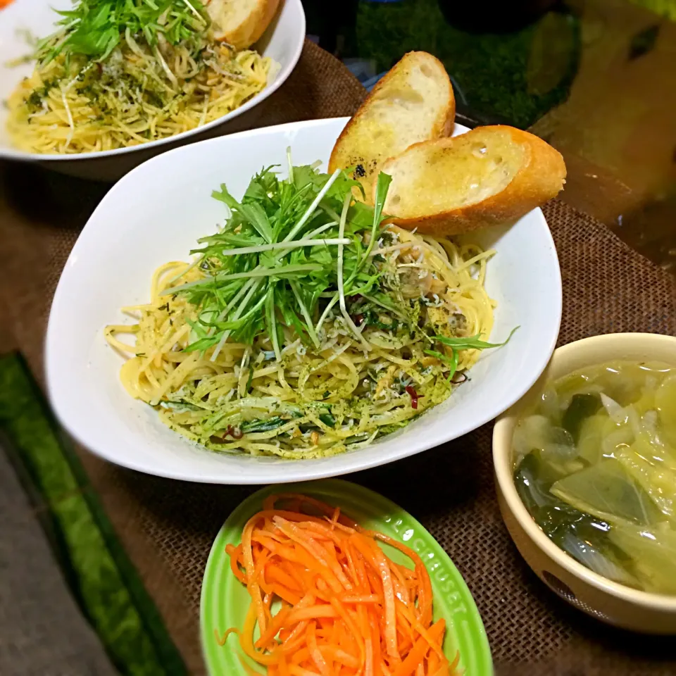 Snapdishの料理写真:しらすとアサリと水菜と青磯ノリのペペロンチーノ、野菜スープ、キャロットラペ。|Snack PIYOさん