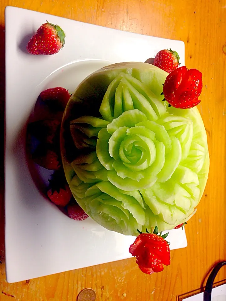 Snapdishの料理写真:Melon and strawberry Carving|Sergio Sakugawaさん