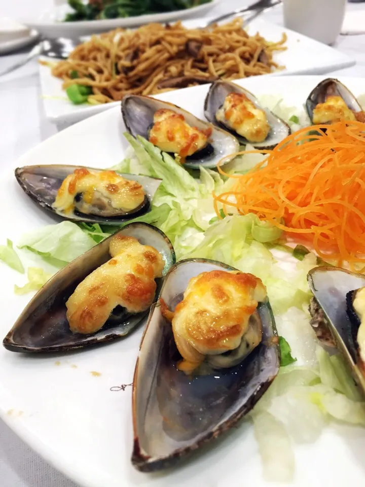 Snapdishの料理写真:Green Mussels with Cheese and Butter 牛油芝士青口|MyRaXさん