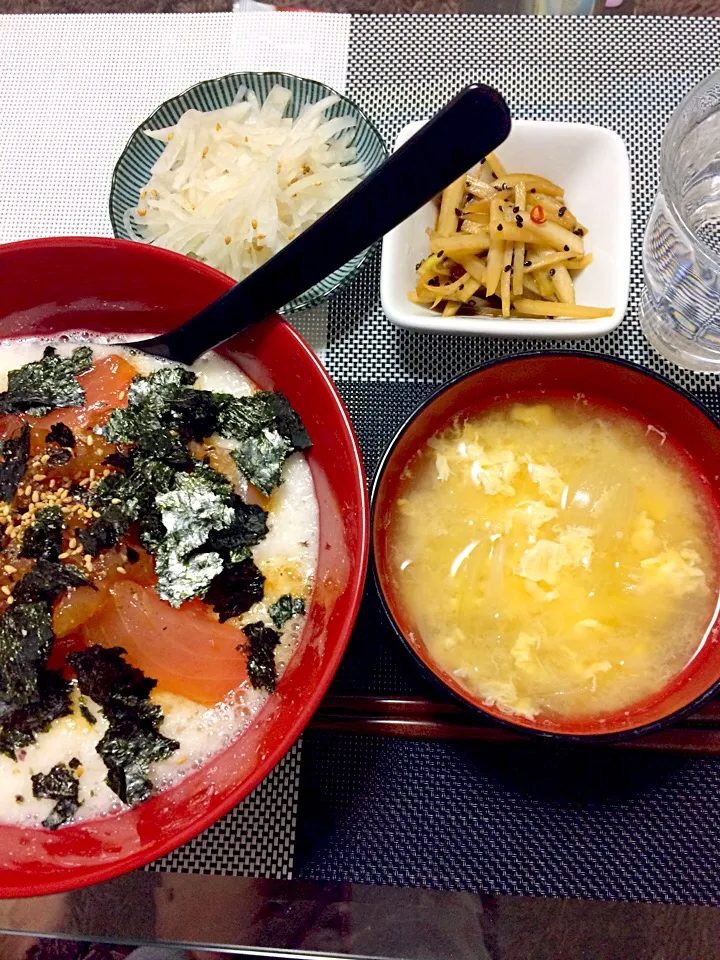 マグロ漬け丼、大根の皮のキンピラ、大根の漬け物、溶き卵味噌汁と焼酎😁|Satomi Ichikawaさん