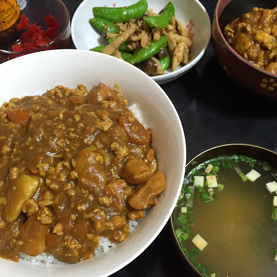 今日の晩ご飯は、和風カレー丼、しめじとスナップえんどうの胡麻和え、味噌汁。|ゆえさん