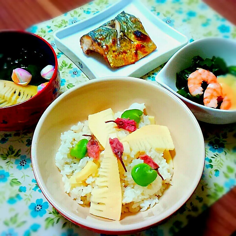 桜の塩漬けと空豆の筍ご飯＊筍と生若芽の黄身酢餡かけ＊鯖の塩焼き＊筍と生若芽のお澄まし|ゆりちさん