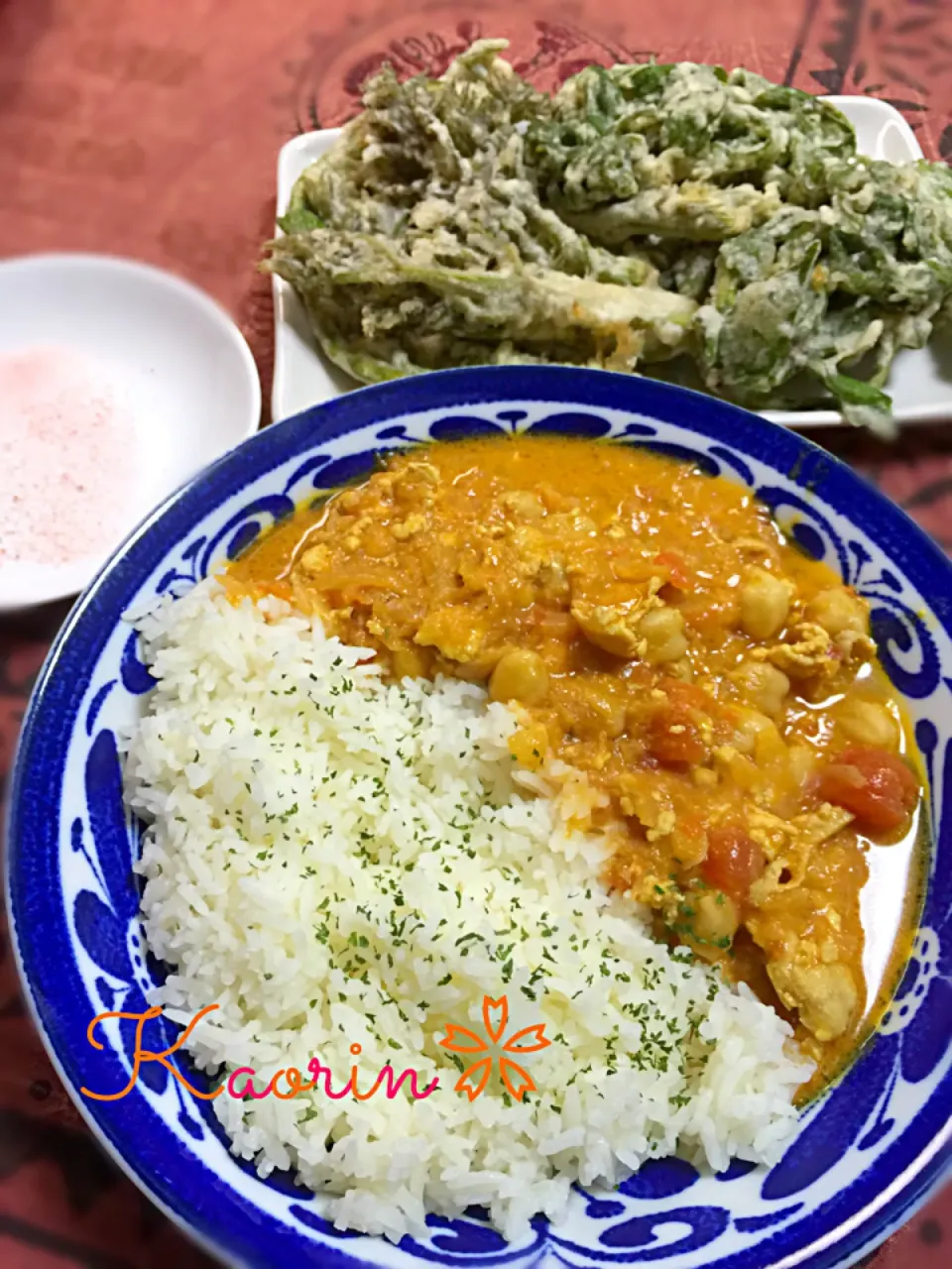 ひよこ豆のカレーと本日採れたてのタラの芽の天ぷら🍴|かおりんさん