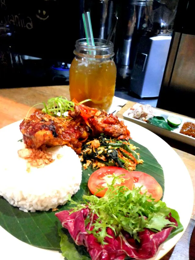 Snapdishの料理写真:balines half chicken #kitchenette #beachwalk #bali|aiuさん