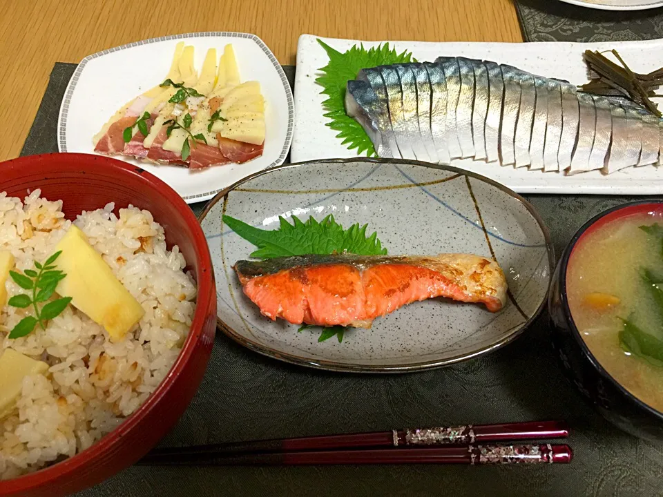 筍ご飯、焼き鮭、筍と生ハムのサラダ、シメサバ、お味噌汁。|Angie44さん