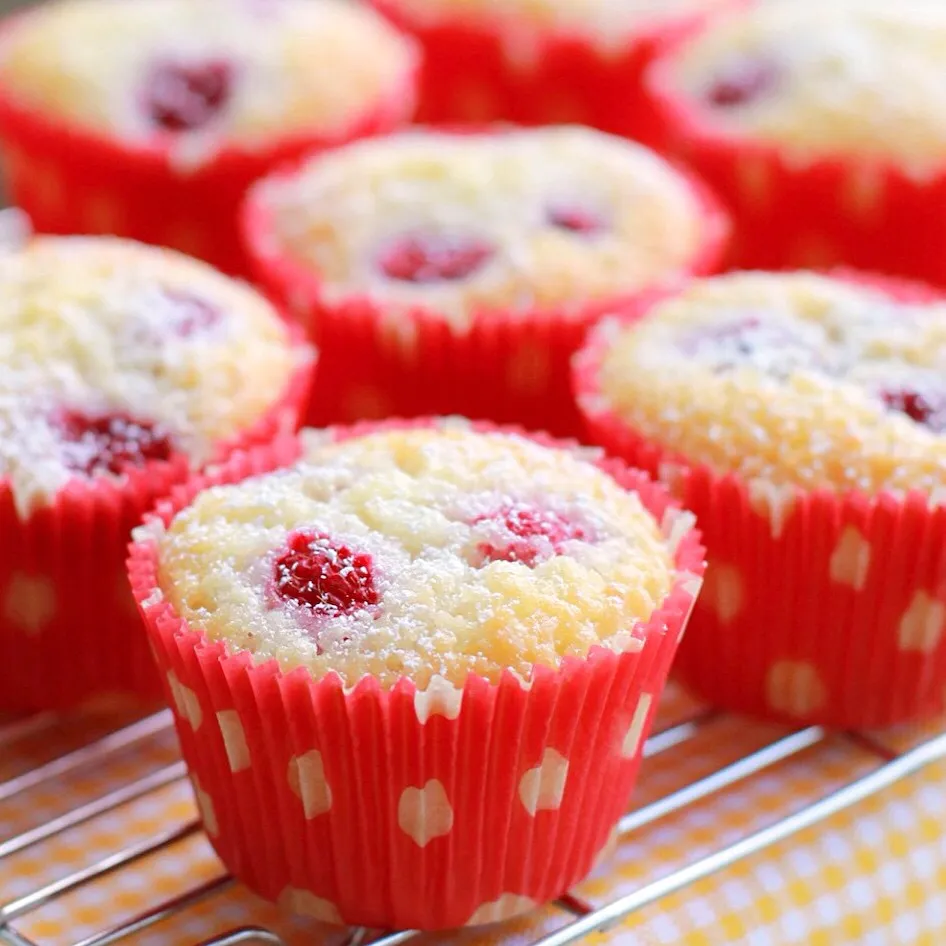 Coconut & Raspberry Cupcakes|Prisca Erさん